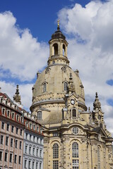 Fototapeta na wymiar Blick zur wieder aufgebauten Frauenkirche in Dresden