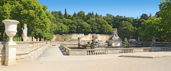 Fototapeta na wymiar Vue générale des Jardins de la Fontaine, anciens thermes romains, à Nîmes