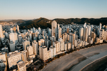 Imagem aérea de Balneário Camboriú no amanhecer