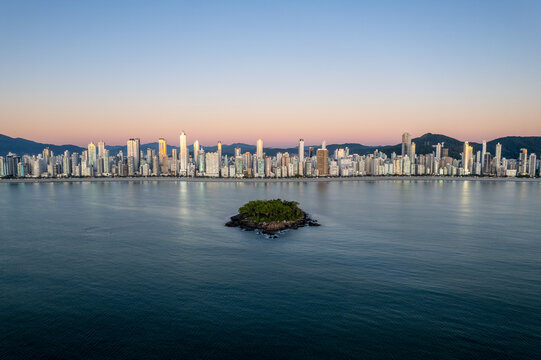 Imagem a&eacute;rea de Balne&aacute;rio Cambori&uacute; no amanhecer
