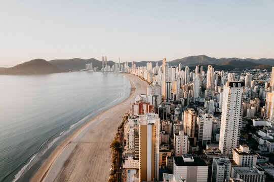 Imagem a&eacute;rea de Balne&aacute;rio Cambori&uacute; no amanhecer