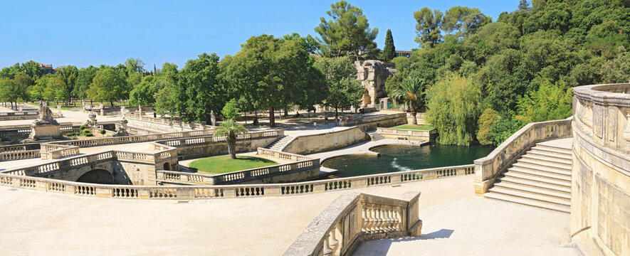 Vue générale des Jardins de la Fontaine, anciens thermes romains, à Nîmes