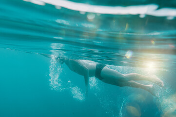 Obraz na płótnie Canvas Sporty man swims fast in the sea
