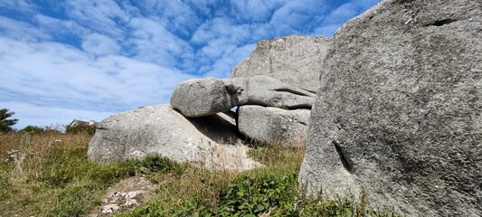 Steinhaufen an der bretonischen Küste