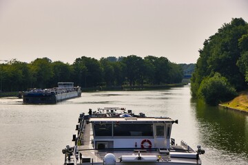 Binnenschiff - Oeltransporter- verlässt Schleuse in Bevergern- Mittellandkanal -Germany