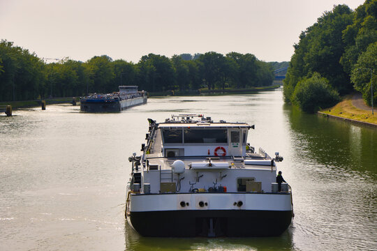 Binnenschiff - Oeltransporter- verl&auml;sst Schleuse in Bevergern- Mittellandkanal -Germany
