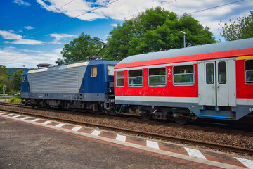 Lok mit Waggon, Personenzug am Bahnhof Porstendorf bei Jena, Thüringen