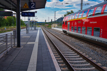 Bahnsteig, Gleis und Zug am Bahnhof Jena Göschwitz, Thüringen, Deutschalnd