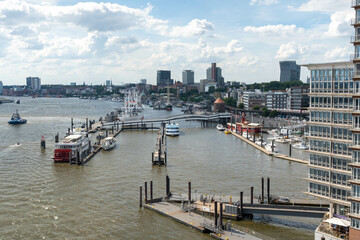 Obraz premium view over the river elbe in the city of hamburg