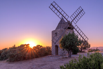Coucher de soleil sur un moulin à vent dans le Sud de la France à Saint Julien le Montagneux