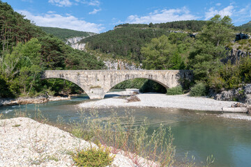 Fototapeta na wymiar Arches et voutes du pont de Carajuan dans les gorges du Verdon dans le Sud de la France