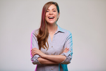 Obraz premium Woman with long hair wearing grey shirt standing with arms crossed.
