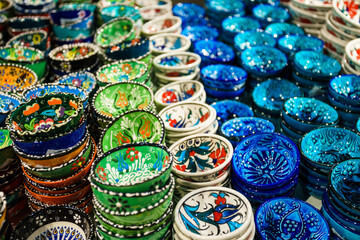 Fototapeta na wymiar Classical and traditional Turkish colorful ceramics on the Istanbul Grand Bazaar. Istambul, Turkey