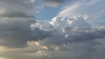 Fototapeta na wymiar Black and white clouds in the sky of Torrejón de Ardoz, spain