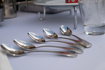 cuillères en argent posées sur une table avec une nappe blanche