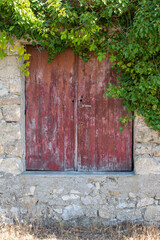 Vieille porte rouge sur une maison abandonée