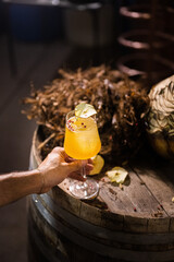 Coctel preparado con sotol sobre barril de madera 