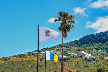 Die Fahnen von La Orotava und die der Kanarischen Inseln wehen vor der typischen Landschaft von...
