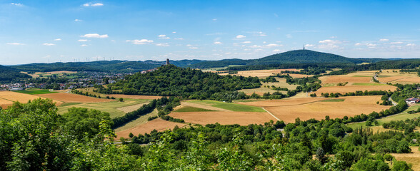 Panoramafoto vom Bergfried der Höhenburg Vetzberg auf einem Vulkanberg in Mittelhessen,...