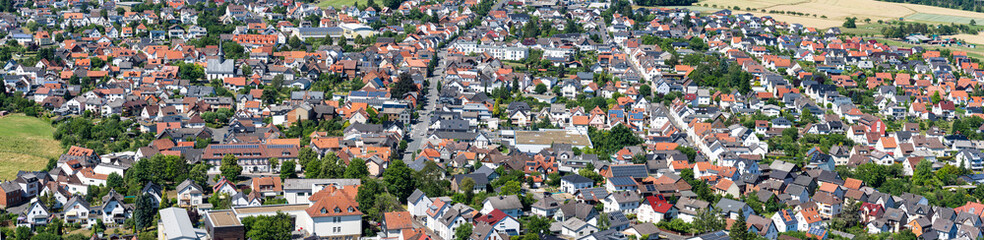 Obraz premium Das Häusermeer des Stadtkerns von Krofdorf-Gleiberg in Hessen, Deutschland aus der Vogelperspektive