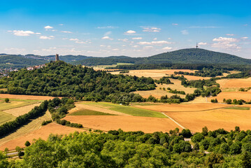 Panoramafoto vom Bergfried der Höhenburg Vetzberg auf einem Vulkanberg in Mittelhessen,...