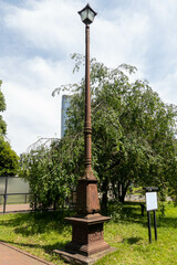 100年前のアークライト灯の記念碑
