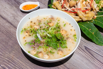 Chicken porridge is cooked from lightly roasted rice, then the rice is really soft. Porridge ingredients include rice, shiitake mushrooms, vegetables and more seasoning ingredients.