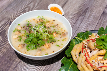 Chicken porridge is cooked from lightly roasted rice, then the rice is really soft. Porridge ingredients include rice, shiitake mushrooms, vegetables and more seasoning ingredients.