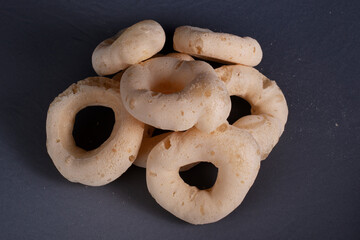 Biscoito de polvilho isolado com fundo azul