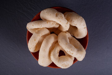 Biscoito de polvilho isolado com fundo azul