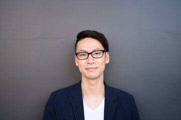 カジュアル男性　ポートレート　笑顔