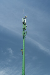 Obraz premium a worker is climbing up a mobile station tower