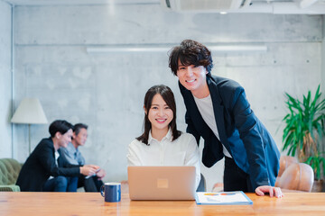 上司の指導を受ける若いビジネスウーマン