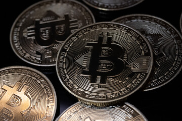 Monedas Bitcoin sobre fondo negro