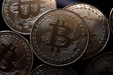 Monedas Bitcoin sobre fondo negro