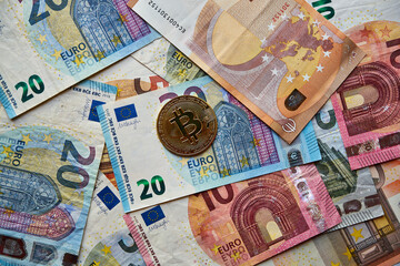 moneta bitcoin i banknoty euro - obrazy, fototapety, plakaty
