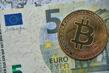 moneta bitcoin i 5 euro  - obrazy, fototapety, plakaty