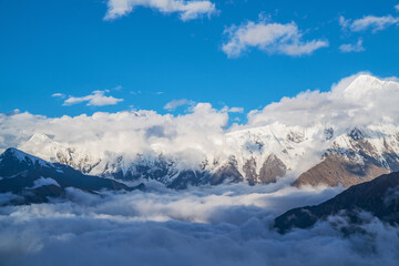 Fototapeta na wymiar The natural beauty of Gongga snow mountain and blue sky and white clouds in Western Sichuan, China