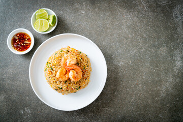 Obraz na płótnie Canvas fried shrimps fried rice on plate