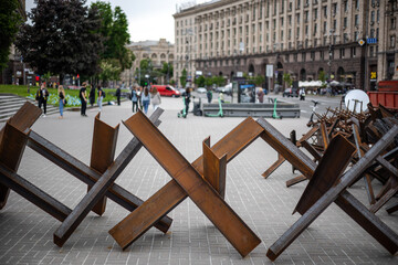 KYIV, UKRAINE - MAY 20, 2022: Anti-tank hedgehogs or Czech hedgehogs on the side of the road are ready to block Independence Square in the event of an attack by enemy Russian troops. © Sodel Vladyslav