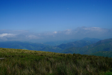 Vue sur les Pyrénées depuis le sommet de l'Artzamendi à Itxassou, au Pays Basque