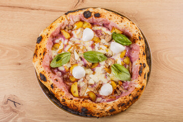 Pizza Napoletana Gourmet con vellutata di patate viola, bocconcini di bufala, salsiccia, patate al forno e basilico