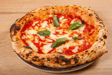Pizza Margherita Napoletana con sugo di pomodoro, mozzarella di bufala e basilico fresco