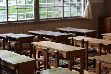 古い昔の日本の小学校の教室と校舎
