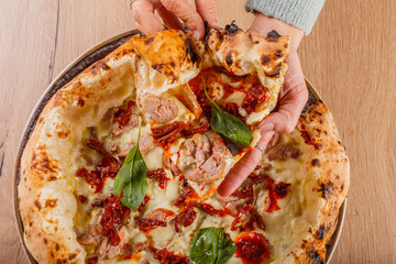 Pizza Napoletana Gourmet con vellutata di patate, provola affumicata, salsiccia, ciuffi di 'N'duja. julienne di pomodori secchi e basilico fresco