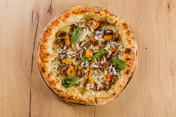 Pizza Napoletana Gourmet con pomodori gialli, crema di melanzane, provola affumicata, ricotta...