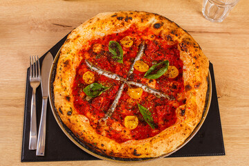 Pizza Napoletana gusto Marinara con pomodoro, pomodori gialli, basilico fresco, acciughe e origano