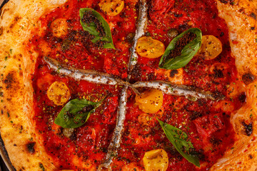 Pizza Napoletana gusto Marinara con pomodoro, pomodori gialli, basilico fresco, acciughe e origano