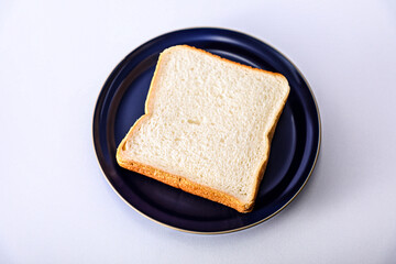 青いお皿に食パン