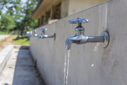 Outdoor water faucet.  屋外の水道の蛇口